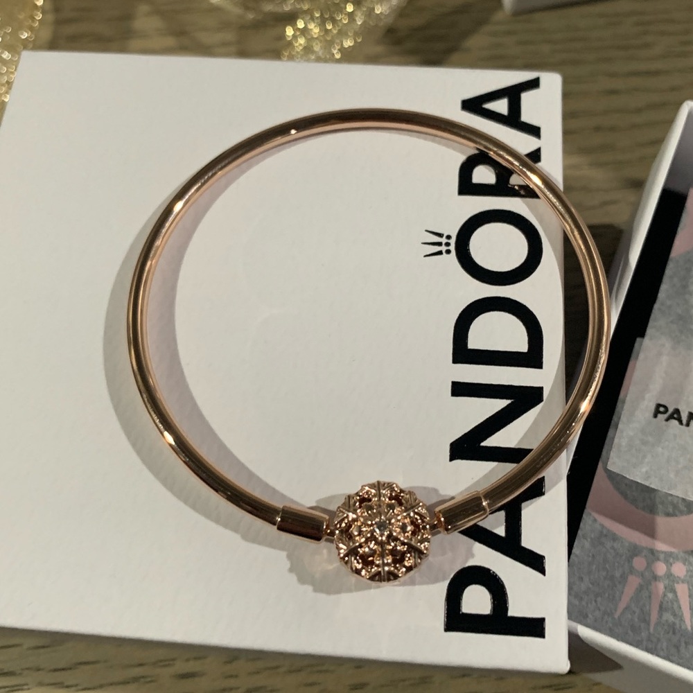 Pandora Moments Sparkling Snowflake Clasp Bangle-Rose Gold Plated - Picture 8 of 9